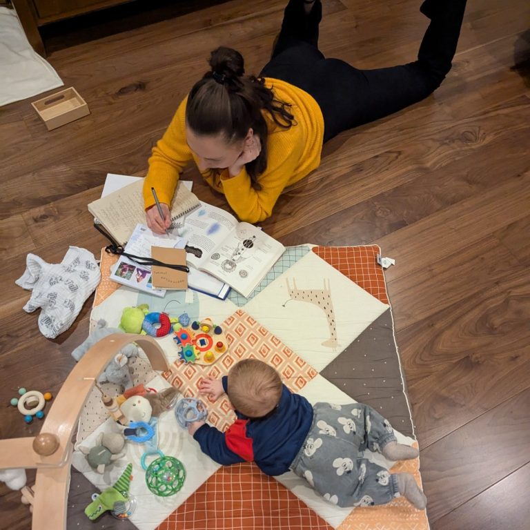 Julia Pichl bereitet zusammen mit ihrem Baby eine Yogastunde.